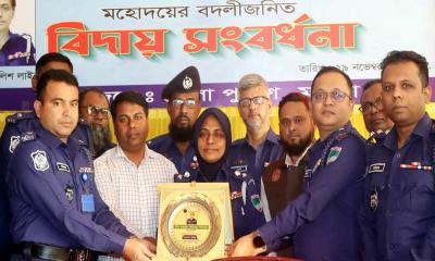 মাগুরায় পুলিশ সুপার মিনা মাহমুদার আবেগঘন বিদায় অনুষ্ঠান