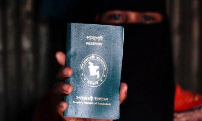 সুন্দরী তরুণীদের পাসপোর্ট করা হয় ৪ ঘণ্টায়