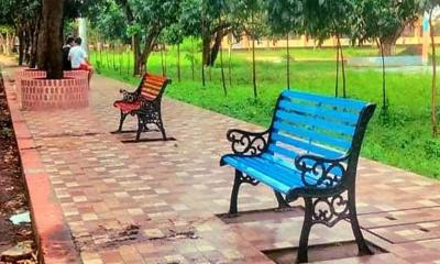 রাসিক প্রশাসকের উদ্যোগে রামেক ক্যাম্পাসে বেঞ্চ স্থাপন, খুশী শিক্ষার্থীরা