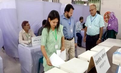 ভোট দিলেন ছাত্রদলের এজিএস প্রার্থী এষা