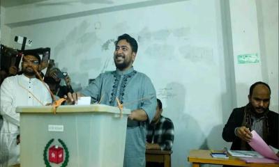 ঢাকা-১১ আসনে ভোট দিলেন নাহিদ ইসলাম