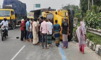 টাঙ্গাইলে মহাসড়কে ট্রাক উল্টে চালকের মৃত্যু
