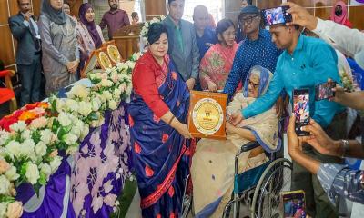 ময়মনসিংহে প্রতিকূলতা জয় করা ৫ নারীকে ‘অদম্য নারী’ সম্মাননা