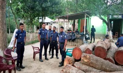 দৌলতপুরে উত্তেজনা, বাউল শিল্পী শফি মণ্ডলের বাড়িতে পুলিশ মোতায়েন