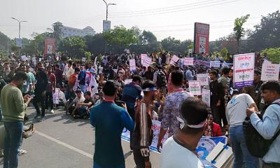 মোবাইল ব্যবসায়ীদের বিটিআরসি ভবন ঘেরাও
