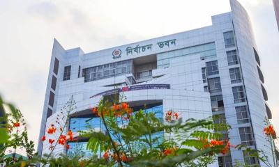 মোবাইল নিয়ে সাংবাদিকদের ভোটকেন্দ্রে প্রবেশে নিষেধাজ্ঞা প্রত্যাহারের আশ্বাস ইসির
