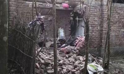 চাঁপাইনবাবগঞ্জে ভোরের স্তব্ধতা ভেঙে ককটেল বিস্ফোরণ: ছিন্নভিন্ন ২ দেহ, আশঙ্কাজনক অবস্থায় ৩ জন