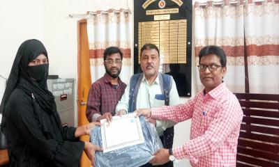 গোয়ালন্দে যুব উন্নয়ন অধিদপ্তরের প্রশিক্ষণার্থীদের মাঝে সনদ ও ব্যাগ বিতরণ