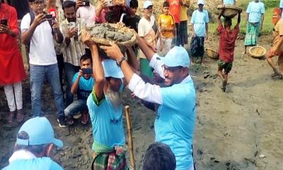 গোপালপুরে খাল খননের উদ্বোধন করলেন মৎস্য ও প্রাণিসম্পদ প্রতিমন্ত্রী