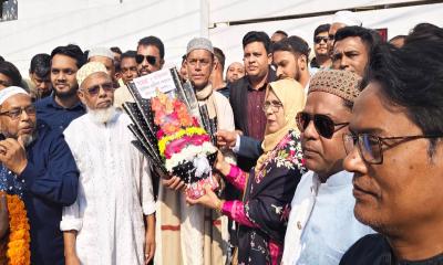 নামাজ শেষে মুসল্লিদের সাথে কোলাকুলি ও শুভেচ্ছা বিনিময় বকুলের