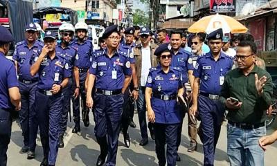 ঝালকাঠির ঈদবাজার পরিদর্শনে ডিআইজি মোস্তাফিজুর রহমান