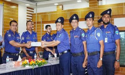 কুমিল্লায় শ্রেষ্ঠ মাদক উদ্ধারকারী পুরস্কার পেলেন ওসি ফারুক হোসেনসহ ৭ পুলিশ কর্মকর্তা