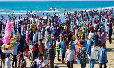 পর্যটকে মুখর কক্সবাজার সমুদ্র সৈকত, শত কোটি টাকার ব্যবসার প্রত্যাশা