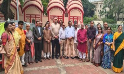 ঢাকেশ্বরী মন্দির পরিদর্শনে মার্কিন রাষ্ট্রদূত ক্রিস্টেনসেন