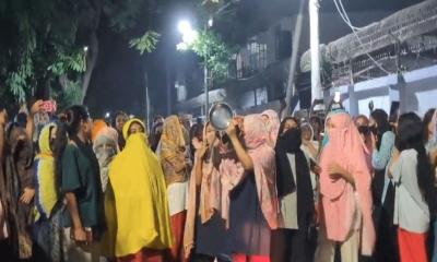 মধ্যরাতে উত্তাল ইডেন কলেজ, গেটের তালা ভাঙচুর