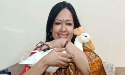 হাঁস কোলে নিয়ে সংবাদ সম্মেলনে রুমিন ফারহানা