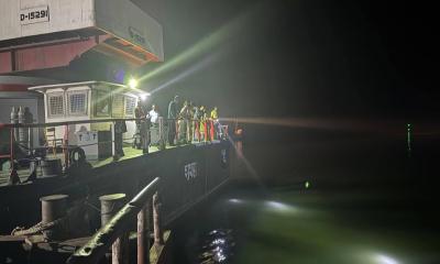 পদ্মায় ডুবে গেলো ২৪ হাজার লিটার তেল বোঝাই লরি