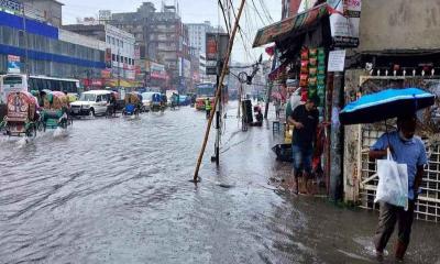 মুষলধারে বৃষ্টিতে ঢাকার রাস্তায় হাটু পানি