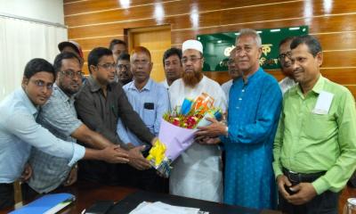কুড়িগ্রাম জেলা প্রশাসকের সঙ্গে মজিদা আদর্শ কলেজ শিক্ষকদের শুভেচ্ছা