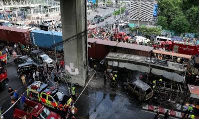 ট্রেনের সঙ্গে বাসের সংঘর্ষের পর আগুন, নিহত ৮