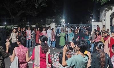 জাবি প্রক্টরকে অবাঞ্ছিত ঘোষণা করে কার্যালয়ে তালা