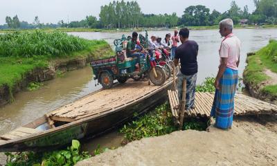 হাজির ঘাটে ঝুঁকিপূর্ণ পারাপারে প্রতিদিন দুর্ঘটনা, একটি সেতু বদলে দেবে জীবন