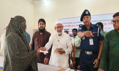 পোরশায় অসহায়দের মাঝে প্রধানমন্ত্রীর সহায়তা বিতরণ