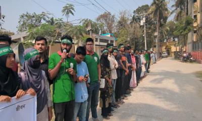 উলিপুরে অবৈধভাবে বালু উত্তোলনের প্রতিবাদে মানববন্ধন 