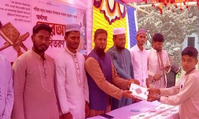 সালথায় মাহে রমজান উপলক্ষে সাধারণ ছাত্রদের মাঝে অর্থসহ কোরআন বিতরণ