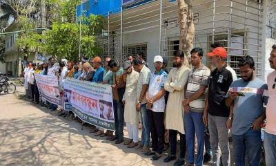 শ্যামনগরে যুবদল নেতার নেতৃত্বে প্রেসক্লাব সভাপতির ওপর হামলার প্রতিবাদে মানববন্ধন