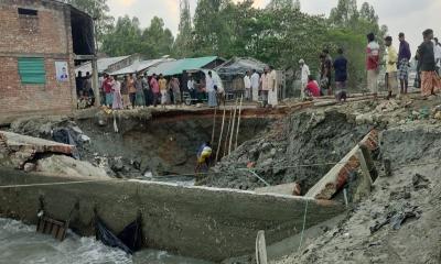 পেকুয়ায় জোয়ারের পানির ধাক্কায় বিধ্বস্ত স্লুইসগেট