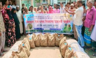 ঝালকাঠিতে আড়াই হাজার কৃষক পেলেন বিনামূল্যে বীজ ও সার