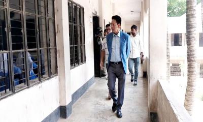 মানিকগঞ্জে আকস্মিক পরীক্ষা কেন্দ্র পরিদর্শনে শিক্ষামন্ত্রী