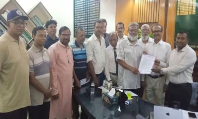যশোরে আন্তঃনগর ট্রেন চালুর দাবিতে স্মারকলিপি প্রদান