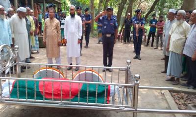 রাষ্ট্রীয় মর্যাদায় বীর মুক্তিযোদ্ধা মহিদুর রহমান সেলিমের দাফন সম্পন্ন