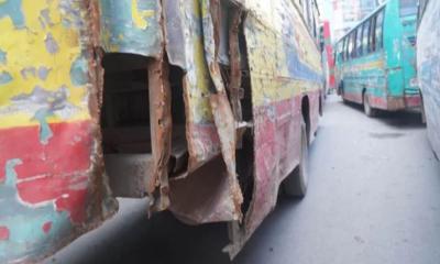 সরকার বদলালেও বদলায়নি ঢাকার লক্কড়ঝক্কড় বাস, যাত্রী ভোগান্তি চরমে