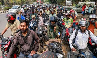 জ্বালানি তেলের দাম বাড়ানোর আলোচনা টেবিলেই থামিয়ে দিলেন প্রধানমন্ত্রী
