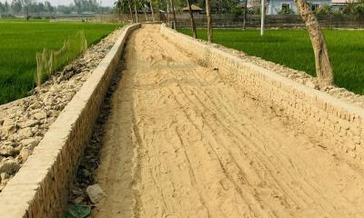 পেকুয়ায় সড়কের কাজ বন্ধ রেখে লাপাত্তা ঠিকাদার