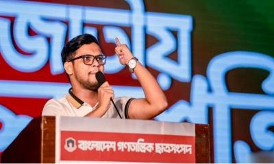 আবু বাকের মজুমদারকে লক্ষ্য করে ককটেল নিক্ষেপ
