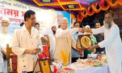 মির্জাগঞ্জে সাবেক স্বরাষ্ট্রমন্ত্রীর সাথে ব্যবসায়ীদের মতবিনিময়