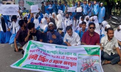 বাউফলে নিরাপদ সড়কের দাবিতে শিক্ষার্থীদের অবরোধ