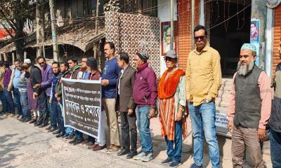 বাউফলে প্রথম আলো ও ডেইলি স্টারে হামলার প্রতিবাদে মানববন্ধন