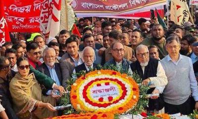 বিজয় দিবসের সকালে স্মৃতিসৌধে বিএনপির শ্রদ্ধা