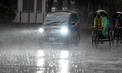 হঠাৎ বিকেলের অন্ধকারে ঢাকায় দমকা হাওয়া-ঝুমবৃষ্টি