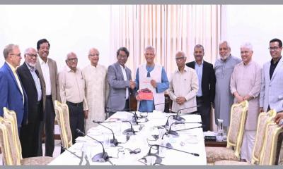 জুলাই সনদ বাস্তবায়নে ১০ ধাপের রোডম্যাপ: প্রধান উপদেষ্টার হাতে কমিশনের খসড়া