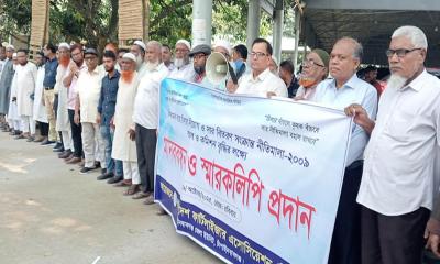 নীতিমালা বহাল রেখে প্রয়োজনীয় সার বরাদ্দের দাবিতে চাঁপাইনবাবগঞ্জ বিএফএ’র মানববন্ধন