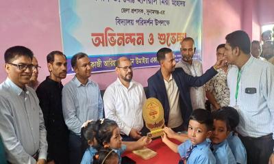 শিক্ষার্থীদের চোখে স্বপ্ন, আধুনিক শিক্ষায় পাশে থাকার আহ্বান জেলা প্রশাসকের