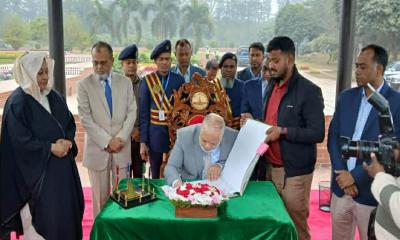 জাতীয় স্মৃতিসৌধে বীর শহীদদের প্রতি প্রধান বিচারপতির শ্রদ্ধা