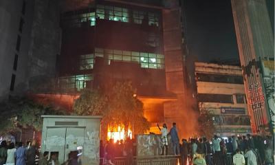 এবার ডেইলি স্টার কার্যালয়ে হামলা-ভাঙচুর-আগুন