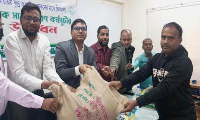 দাকোপে ক্ষুদ্র ও প্রান্তিক কৃষকদের মাঝে বীজ ও সার বিতরণ